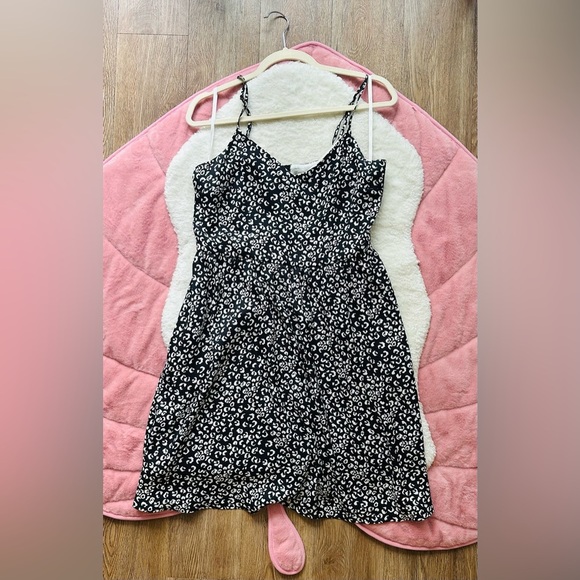 LOFT Dresses & Skirts - LOFT Black & White Patterned Dress Size 8